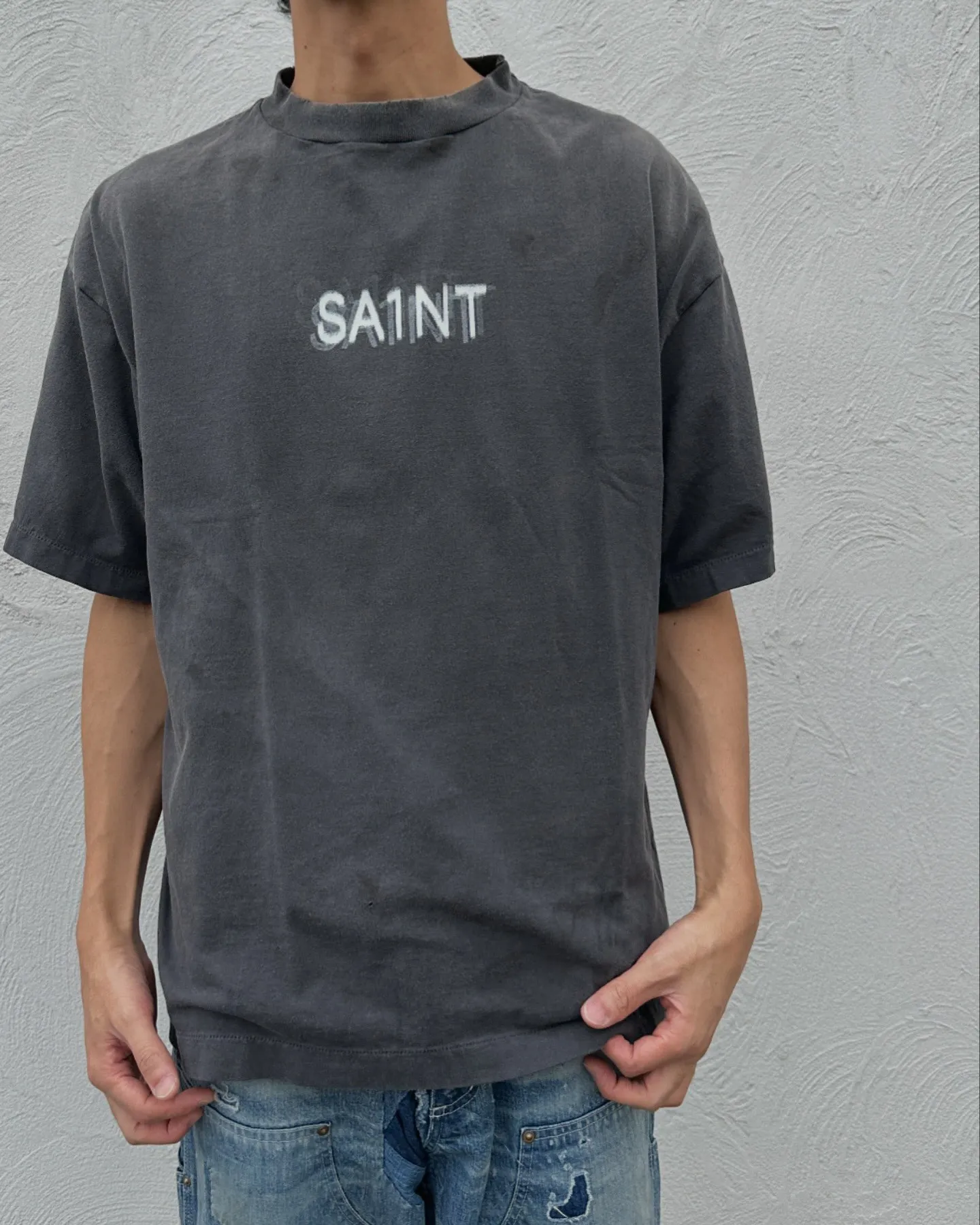 SAINT Mxxxxxx SEVEN DEADLY SS TEE/BLK Phantom SAINT Seven Deadly Sins Printed TEE Washed Black S-XL Look for cylindrical fabrics with no side seams. Don’t buy open width fabrics anymore. It’s boring. Assute garments are dyed. The whole piece is sprayed with Ma Liu. Then spray the heavy parts to fade. The collar and cuffs are frayed. Many hangings are frayed. Accessories are complete. Customized original consistent main mark/wash mark/little angel anti-counterfeiting mark.